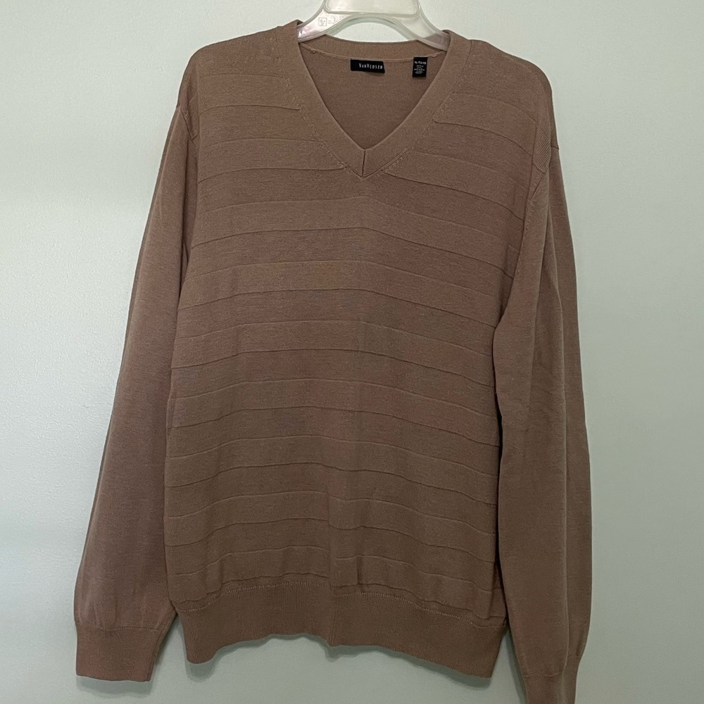 Lightweight and breathable material VanHeusen v-neck sweater size XL